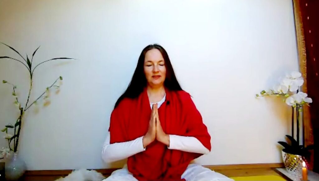 Gabriela Wagner-Schulze in Online-Yogastunde für innere Ruhe und mentale Balance – Meditation und Kinesiologie kombiniert.